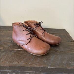Adelisa & Co. Brown lace up boots